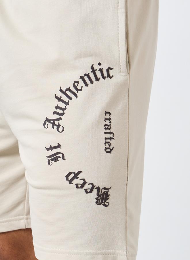 ستايلي شورت بطبعة شعار وقصة عادية - Image 2